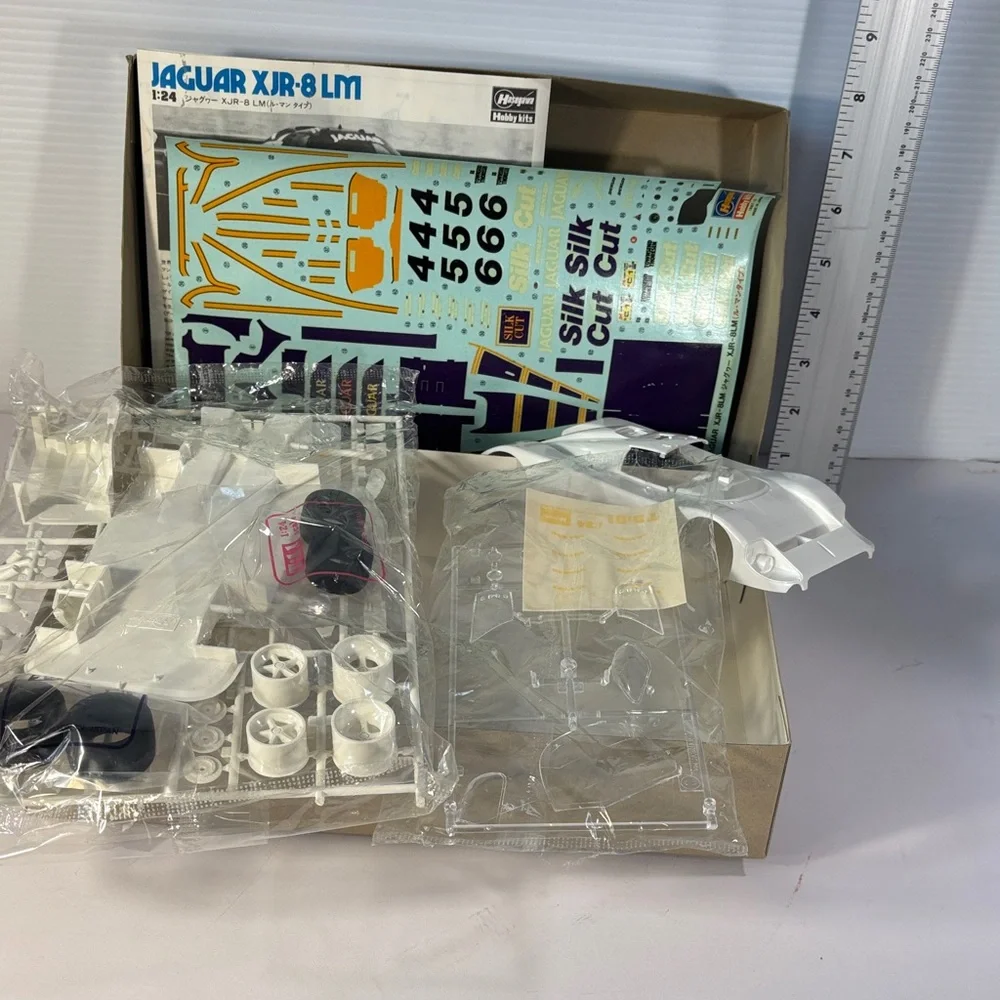 Vintage Hasegawa Silk Cut Jaguar XJR-8 LM Model Kit - Picture 6 of 7